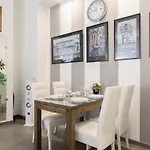 S. Ambrogio Square Апартаменты *