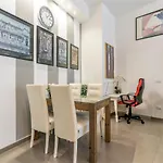 S. Ambrogio Square Apartman *