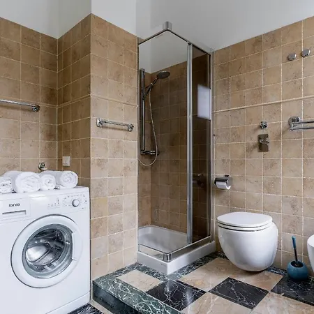 S. Ambrogio Square Apartment *