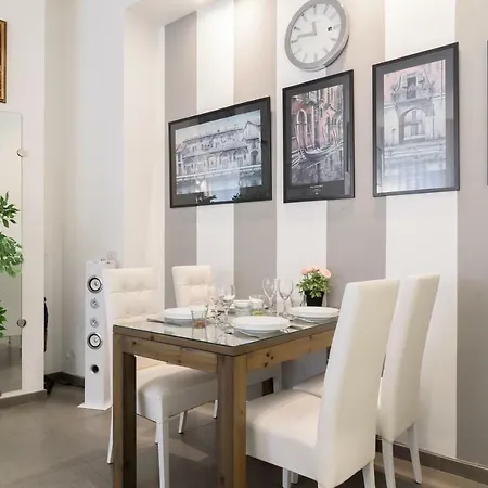 S. Ambrogio Square Apartment *