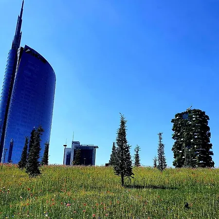 S. Ambrogio Square * Milán