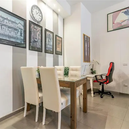 S. Ambrogio Square Apartmán *