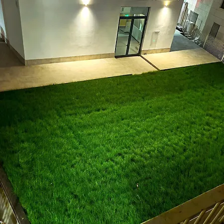 S. Ambrogio Square Milán